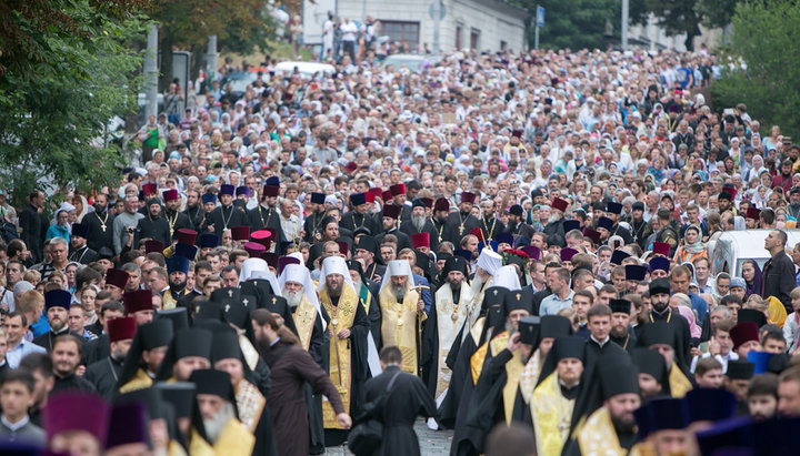 Митрополит Онуфрій, ієрархи та вірні УПЦ під час Хресного Ходу в Києві. Фото: fond-uv.ru