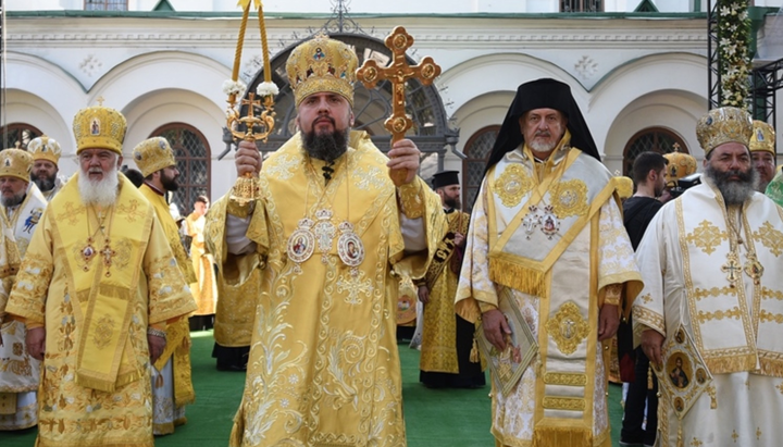 Митрополит Лангадасский Иоанн (крайний справа) во время «богослужения» ПЦУ. Фото: pomisna.info