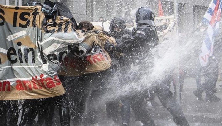 Митингующих против жесткого карантина разгоняли водометами. Фото: dw.com