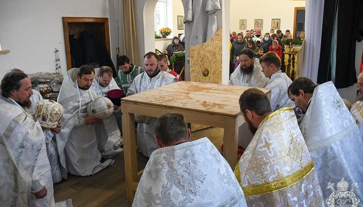 Свято-Михайлівський храм освятив правлячий архієрей зі священством. Фото: zhytomyr-eparchy.org