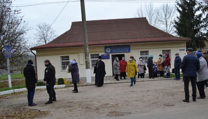 У Бужанці слідчі опитали прихильників ПЦУ. Фото: viche.ck.ua