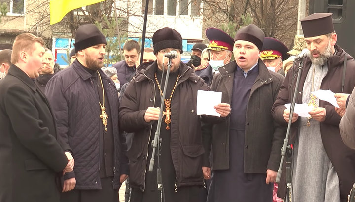 «Духовенство» ПЦУ співає «батько наш Бандера». Фото: скріншот з facebook