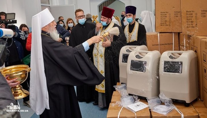 Metropolitan Agafangel of Odessa and Izmail at the Odessa regional hospital. Photo: eparhiya.od.ua