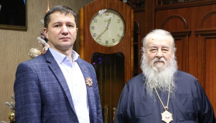 Митрополит Іриней нагородив Сергія Захарова орденом УПЦ «За благодійність». Фото: eparhia.dp.ua