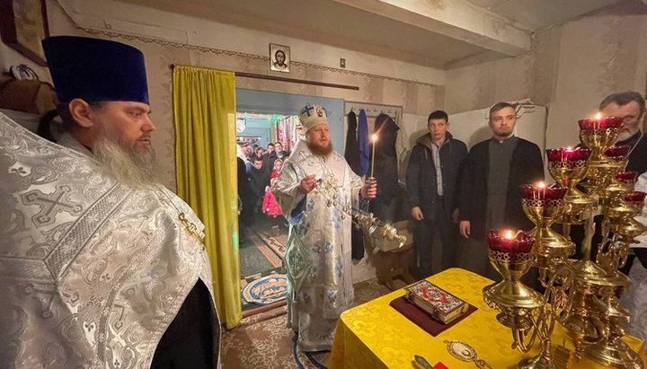 Bishop Athanasius of Kamen-Kashirsky in the temporary church of the UOC community in the village of Nuino. Photo: pravoslavna.volyn.ua