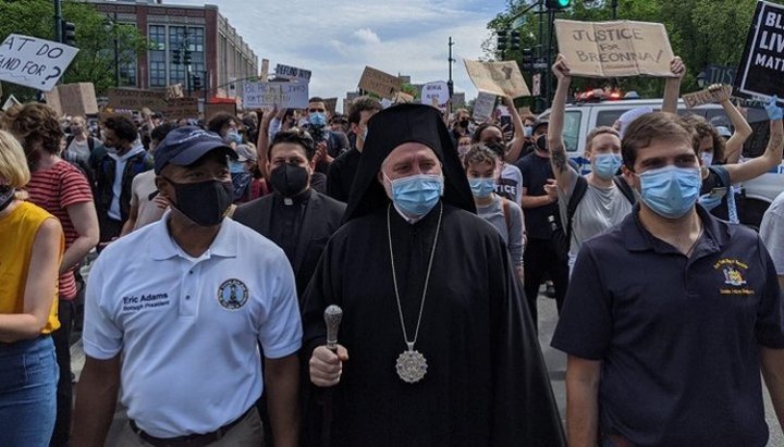  Архієпископ Елпідофор (Ламбриніадіс) на мітингу BLM в Брукліні, 2020 р.Фото: Romfea