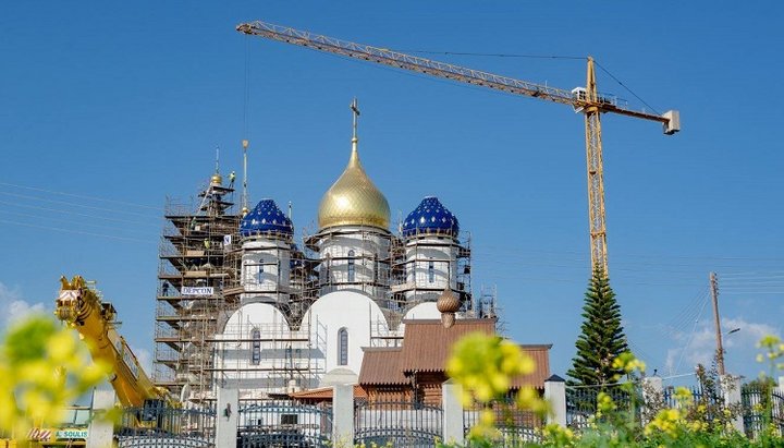 На Кіпрі освятили хрести і встановили куполи споруджуваного храму РПЦ