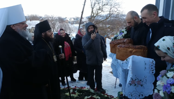 ზავოლოკაში მორწმუნეები ეპისკოპოსს ხვდებიან, რომელიც ახალი ტაძრის საკურთხებლად მოვიდა. ფოტო: facebook.com/orthobuk