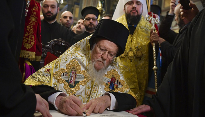 Conducătorul Fanarului Patriarhul Bartolomeu semnează Tomosul pentru BOaU. Imagine: president.gov.ua