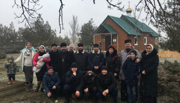 Учасники богослужіння на фоні нового храму в Краснознам'янці. Фото: dzhankoy.church.ua