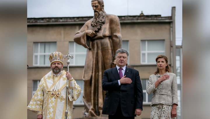 Shevchuk and the Poroshenko couple at the opening of the monument to Sheptytsky. Photo: gordonua