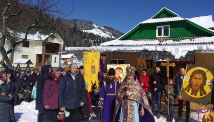 Свято-Успенская община УПЦ села Гринява на крестном ходу в День Торжества Православия. Фото: ivano-frankivsk.church.ua