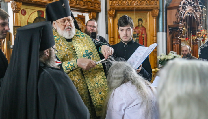 Постриг совершил архиепископ Городницкий Александр. Фото: izum.church.ua