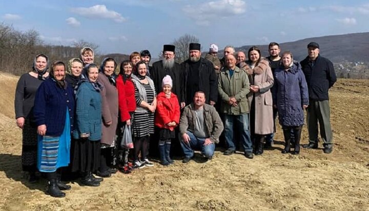 Владыка Мелетий с прихожанами УПЦ в селе Червона Диброва. Фото: страница прихода в Facebook.