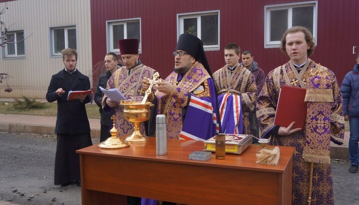 Єпископ Веніамін (Погрібний) освятив місце під будівництво каплиці. Фото: pravoslavie.poltava.ua