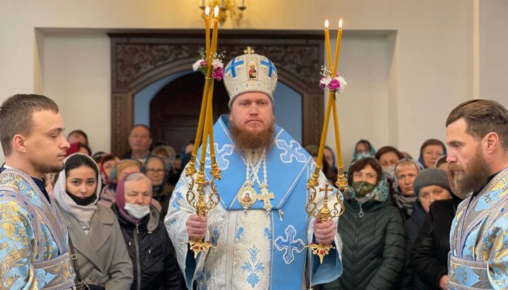 Епископ Камень-Каширский Афанасий служит Литургию в Благовещенском храме г. Луцка. Фото: pravoslavna.volyn.ua