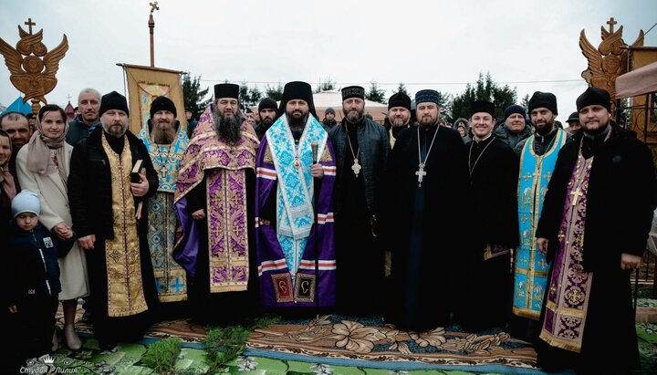 Епископ Герцаевский Силуан с настоятелем будущего храма и духовенством Герцаевского и Глыбоцкого благочиний. Фото: facebook Черновицко-Буковинской епархии