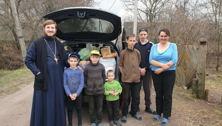 Иерей Александр Гладыш с многодетной семьей. Фото: orthodox.cn.ua