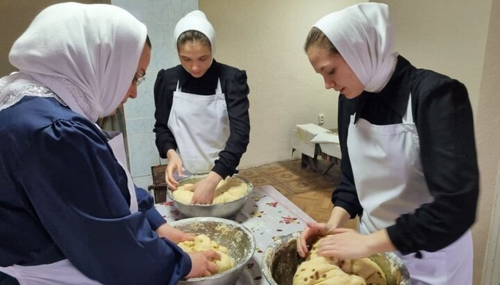 Сестры милосердия и послушницы уже испекли 2000 куличей и намерены сделать еще столько же. Фото: СПЖ