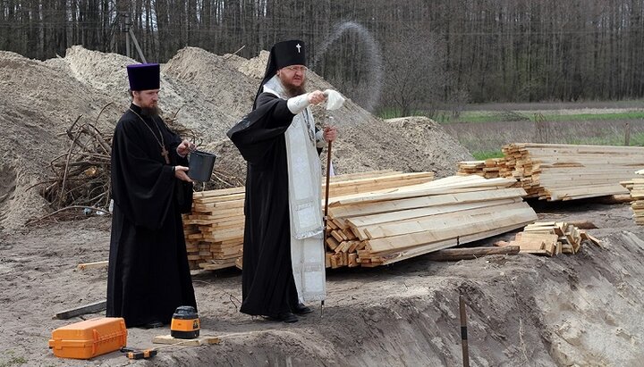 Архієпископ Черкаський і Канівський Феодосій (Снігірьов) освячує закладку навчального корпусу Православної гімназії. Фото: cherkasy.church.ua