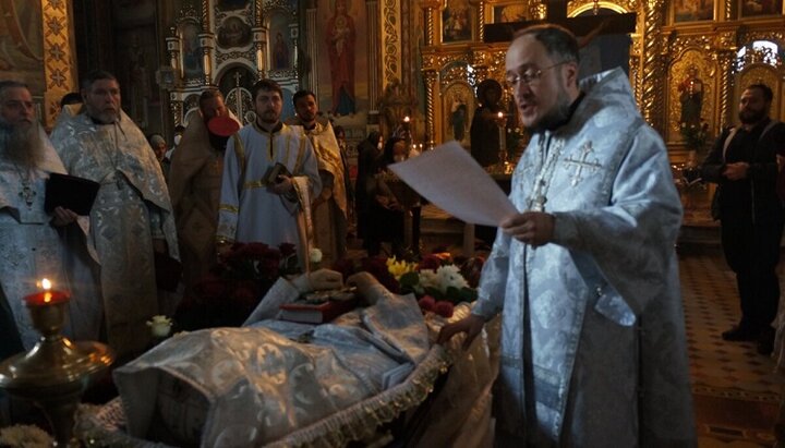 Викарий Полтавской епархии УПЦ епископ Новосанжарский Вениамин (Погребной) во время отпевания настоятеля собора протоиерея Иоанна Созанского. Фото: pravoslavie.poltava.ua