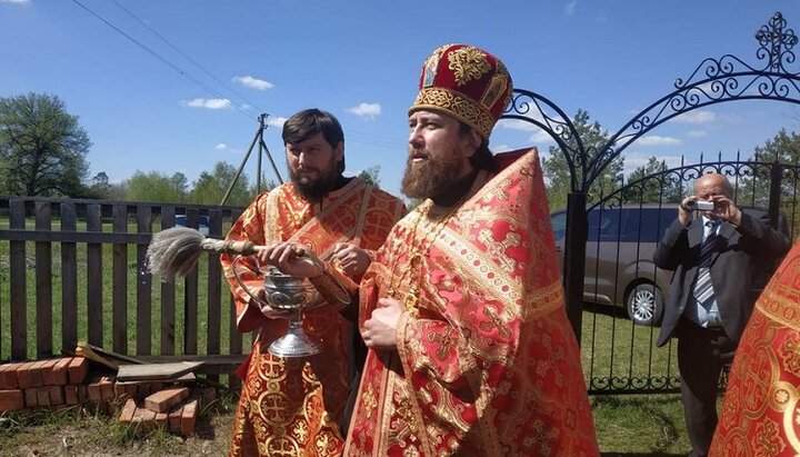 Клирик Нежинской епархии УПЦ во время освящения часовни св. равноап. кн. Ольги в Хомино. Фото: orthodox.cn.ua