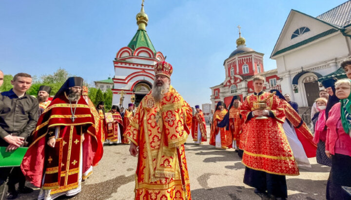 В Татарстанской митрополии РПЦ помолились о погибших и пострадавших в казанской трагедии. Фото: tatmitropolia.ru