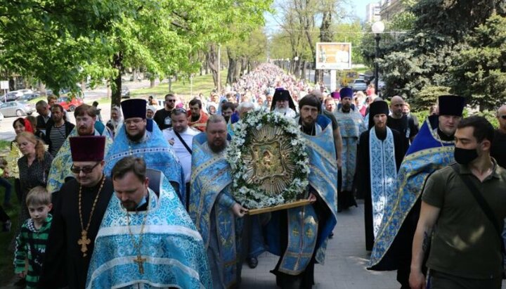 Хресний хід з чудотворним образом – Почаївською іконою Божої Матері. Фото: eparhia.dp.ua