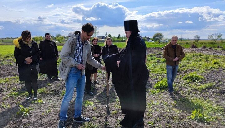 Викарий Волынской епархии епископ Афанасий на месте археологических раскопок храма святой Параскевы Пятницы в селе Ратнов. Фото: pravoslavna.volyn.ua