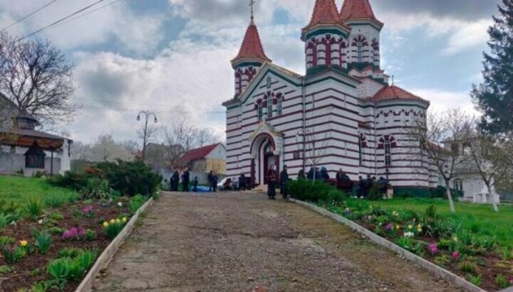 ტაძარი სოფელ ზადუბროვკაში, არაკანონიერად არის მეუ-ში დარეგისტრირებული. ფოტო: pravlife.org