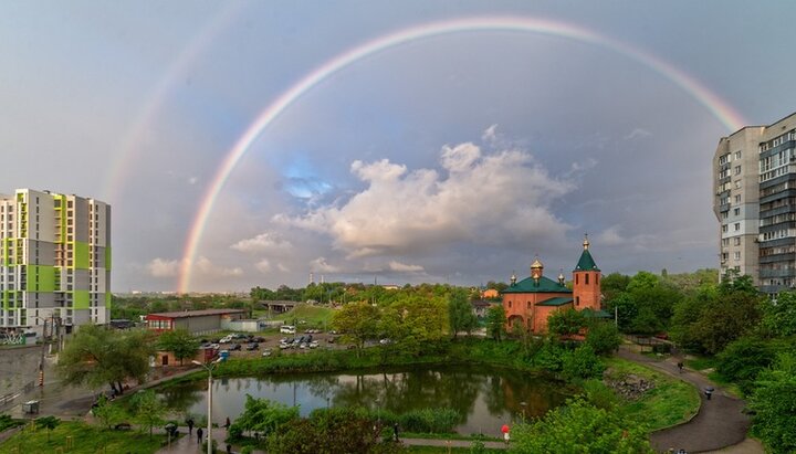 Новоосвященный Свято-Николаевский храм УПЦ в поселке Лоц-Каменка, Днепропетровская епархия. Фото: eparhia.dp.ua