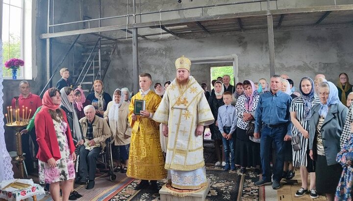 Епископ Афанасий во время Богослужения в строящемся храме Михайловской общины УПЦ в Несвиче. Фото: pravoslavna.volyn.ua