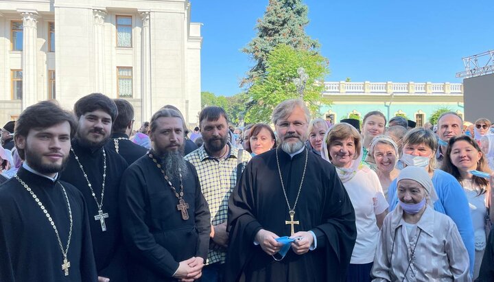 Archpriest Nikolai Danilevich at the prayer standing near the Verkhovna Rada. Photo: Fr Nikolai Danilevich TG channel