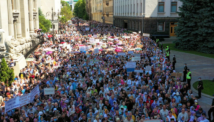 Молитовне стояння вірян УПЦ в Києві, 15.06.21. Фото: СПЖ