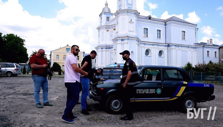 Полиция фиксирует факт ремонтных работ в захваченном ПЦУ здании во Владимире-Волынском. Фото: bug.org.ua