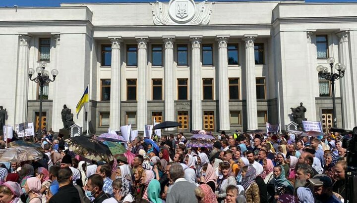 Молитвенное стояние у Верховной Рады