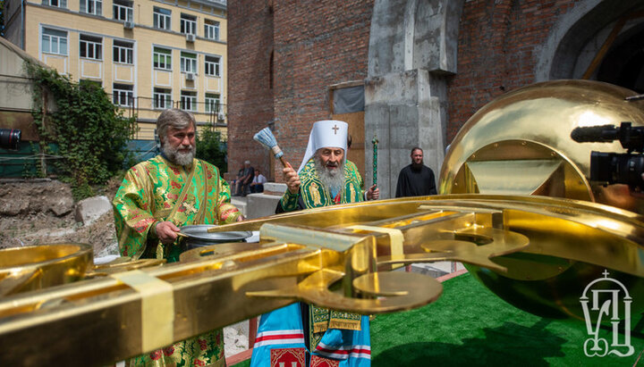 Освячення накупольних хрестів відроджуваного Троїцького храму в Києві. Фото: news.church.ua