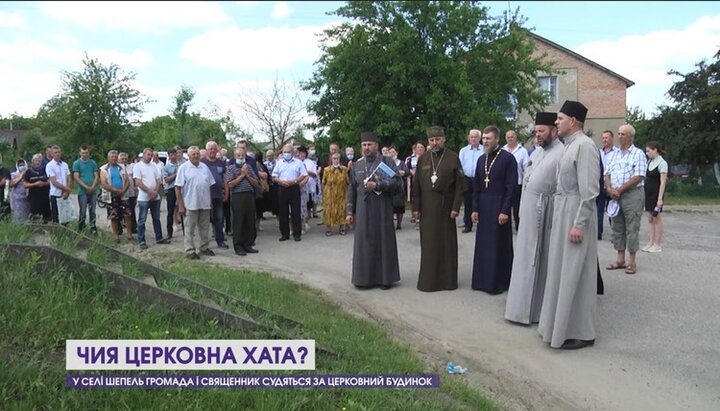 «Хода ганьбы» (სირცხვილის სვლა) მეუ-ს მღვდლების თაოსნობით, უმე-ს მღვდელის სახლამდე. ფოტო: скриншот видео youtube/12 канал