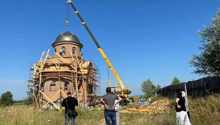 Установка купола на храм Межигірського монастиря УПЦ. Фото: сторінка монастиря в Facebook.