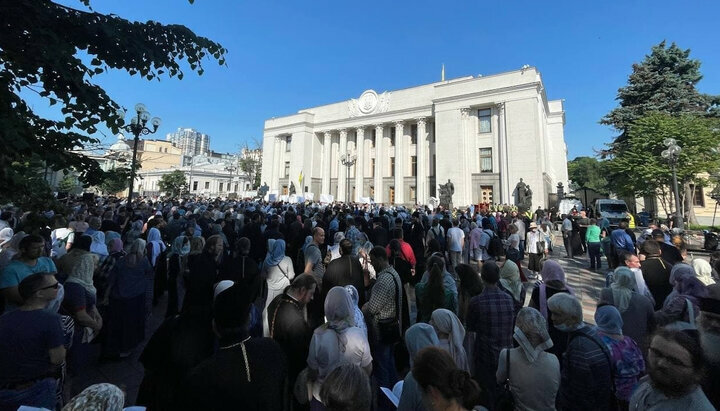 Ορθοστασία προσευχής έξω από την Ουκρανική Βουλή, που οργανώθηκε από το κίνημα «Λαϊκοί». Φωτογραφία: vesti.ua