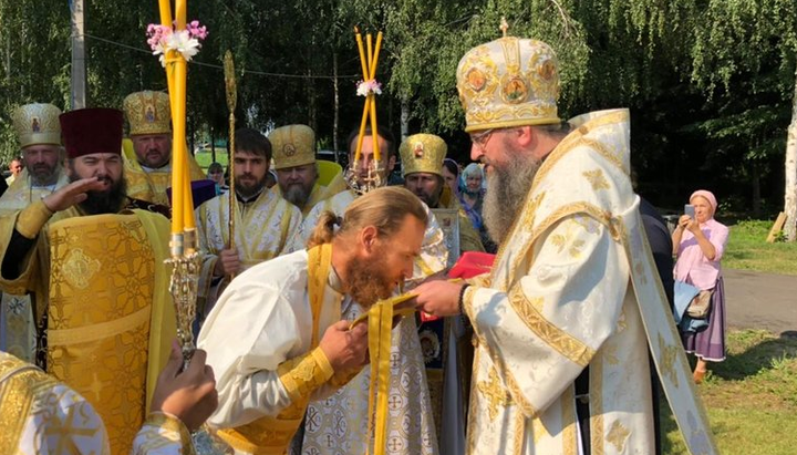 მიტროპოლიტი კლიმენტი აჯილდოვებს რეიდერების მიერ ნაცემ მღვდელს რომან ნეშერეტს. ფოტო: сайт Нежинской епархии