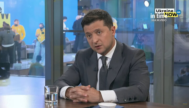 Vladimir Zelensky believes that the believers did not have water during the cross procession. Photo: screenshot of the YouTube channel 