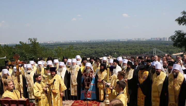 Молебень на Володимирській гірці в Києві. Фото: inter.ua