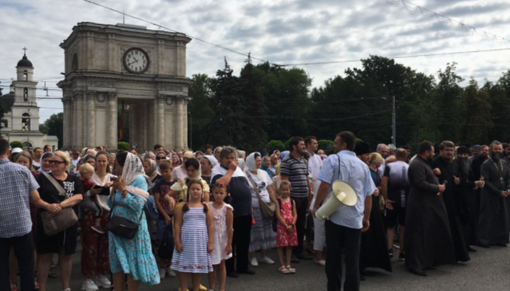 Среди протестующих против обязательной вакцинации в Кишиневе – и миряне, и духовенство. Фото: noi.md