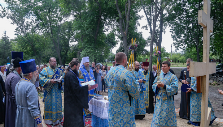 Чин основания храма в Артемовке. Фото: izum.church.ua