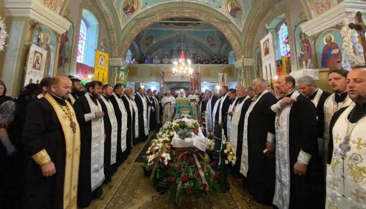 Отпевание протоиерея Георгия Ватралы в селе Среднее. Фото: m-church.org.ua