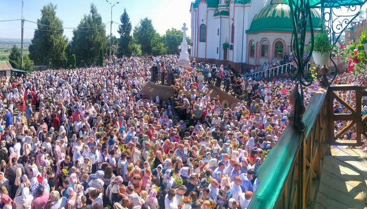 Предстоятель УПЦ очолив літургію в жіночому монастирі на Анниній горі