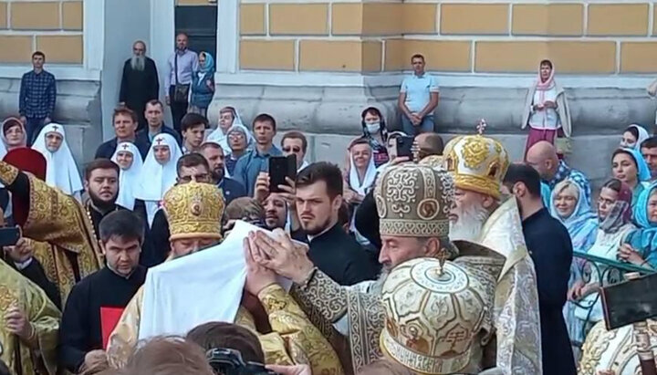 Mitropolitul Onufrie sfințește un mitropolit nou. Imagine: screenshot din transmisiunea live facebook.com/1kozaktv