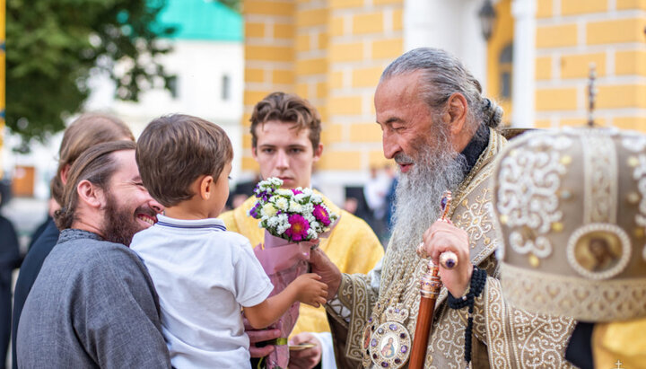 Верующие поздравляют Предстоятеля с годовщиной интронизации. Фото: news.church.ua