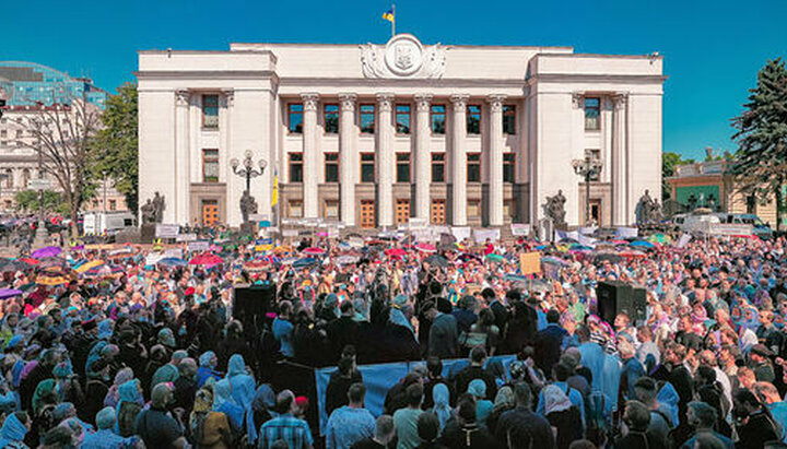 Prayer standing at the Verkhovna Rada on 15.06.21, organized by the 